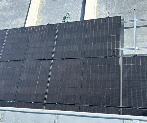 Photovoltaik-Module aus der Nähe auf einem Dach in Wien