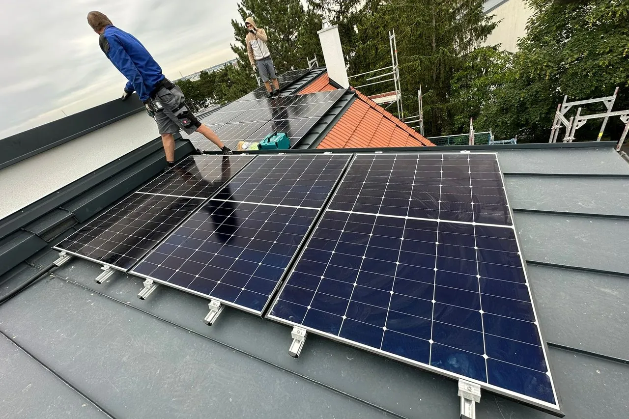 Photovoltaik-Referenzanlage auf einem Blechdach in Niederösterreich
