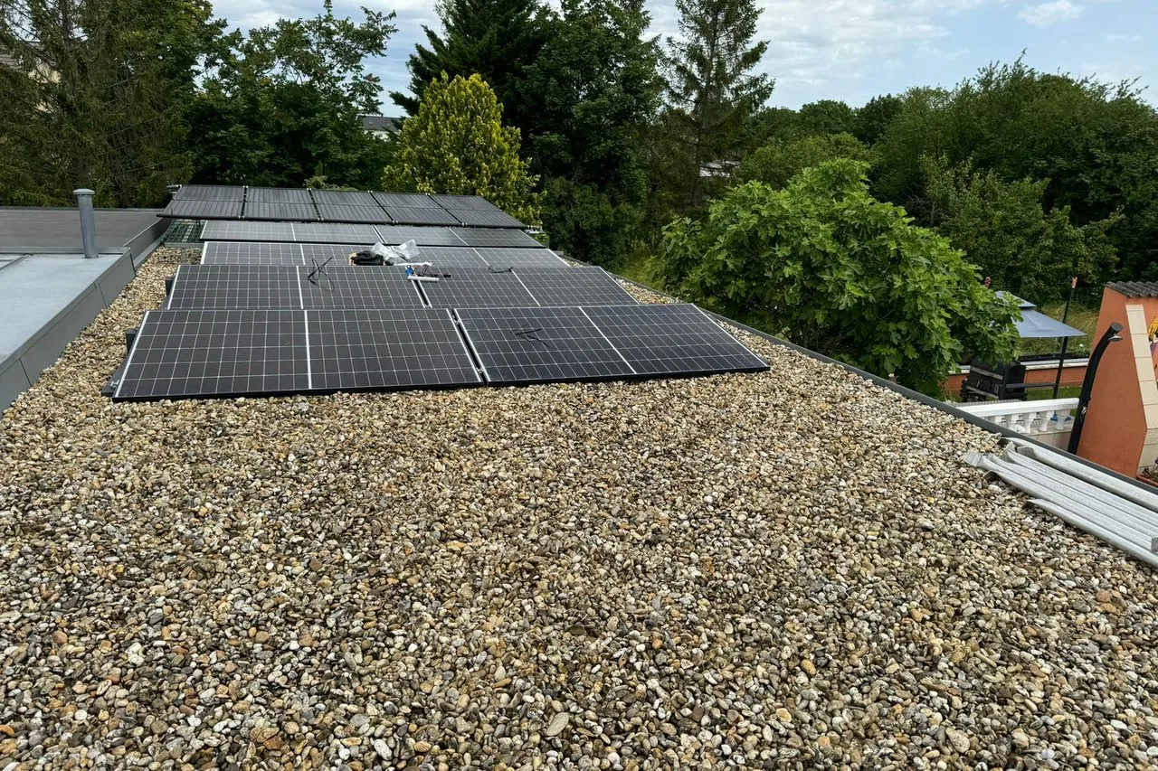 Photovoltaik-Referenzanlage auf einem Kiesflachdach in Niederösterreich