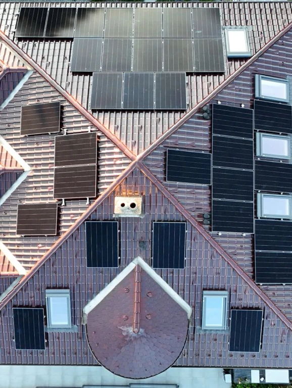 Photovoltaikanlage auf einem Ziegeldach in Wien – Luftaufnahme