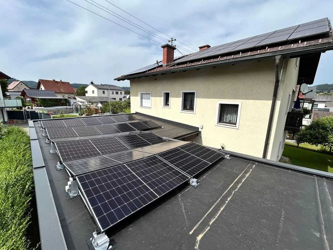 Photovoltaikanlage auf einem Flachdach neben einem Wohnhaus in Niederösterreich