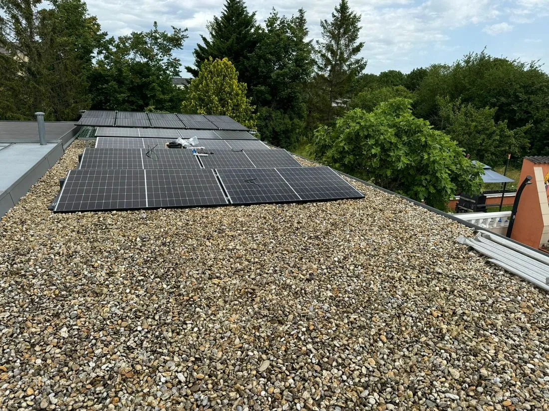 Aufgeständerte PV-Module auf einem Kiesflachdach in Niederösterreich