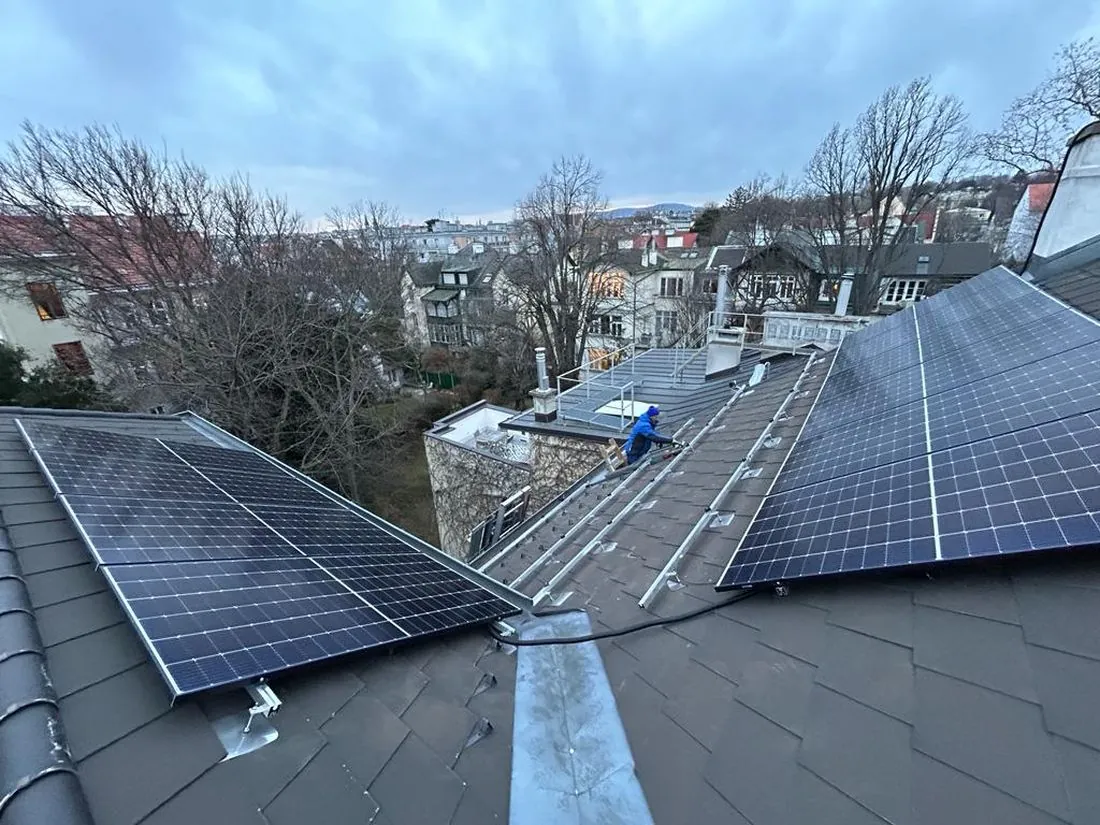 Photovoltaikanlage auf einem Schrägdach mit Blick über Wien
