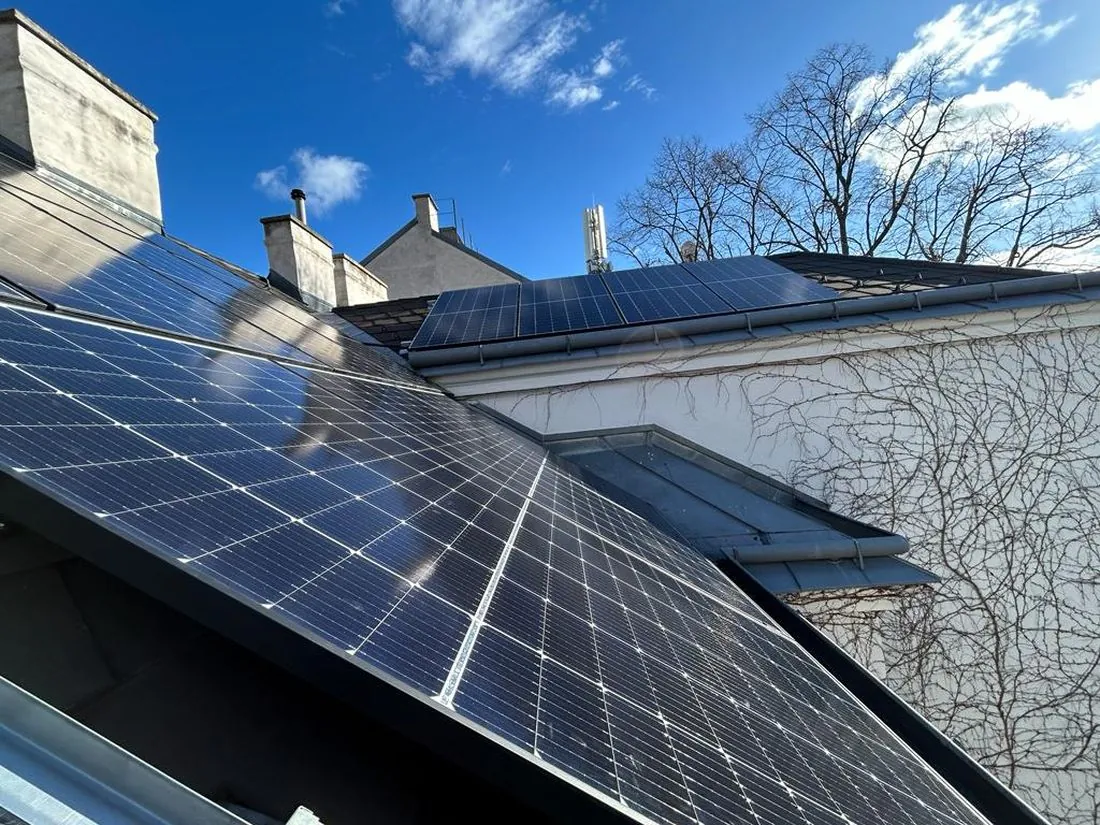 Photovoltaik-Module auf dem Dach eines Wohnhauses in Wien