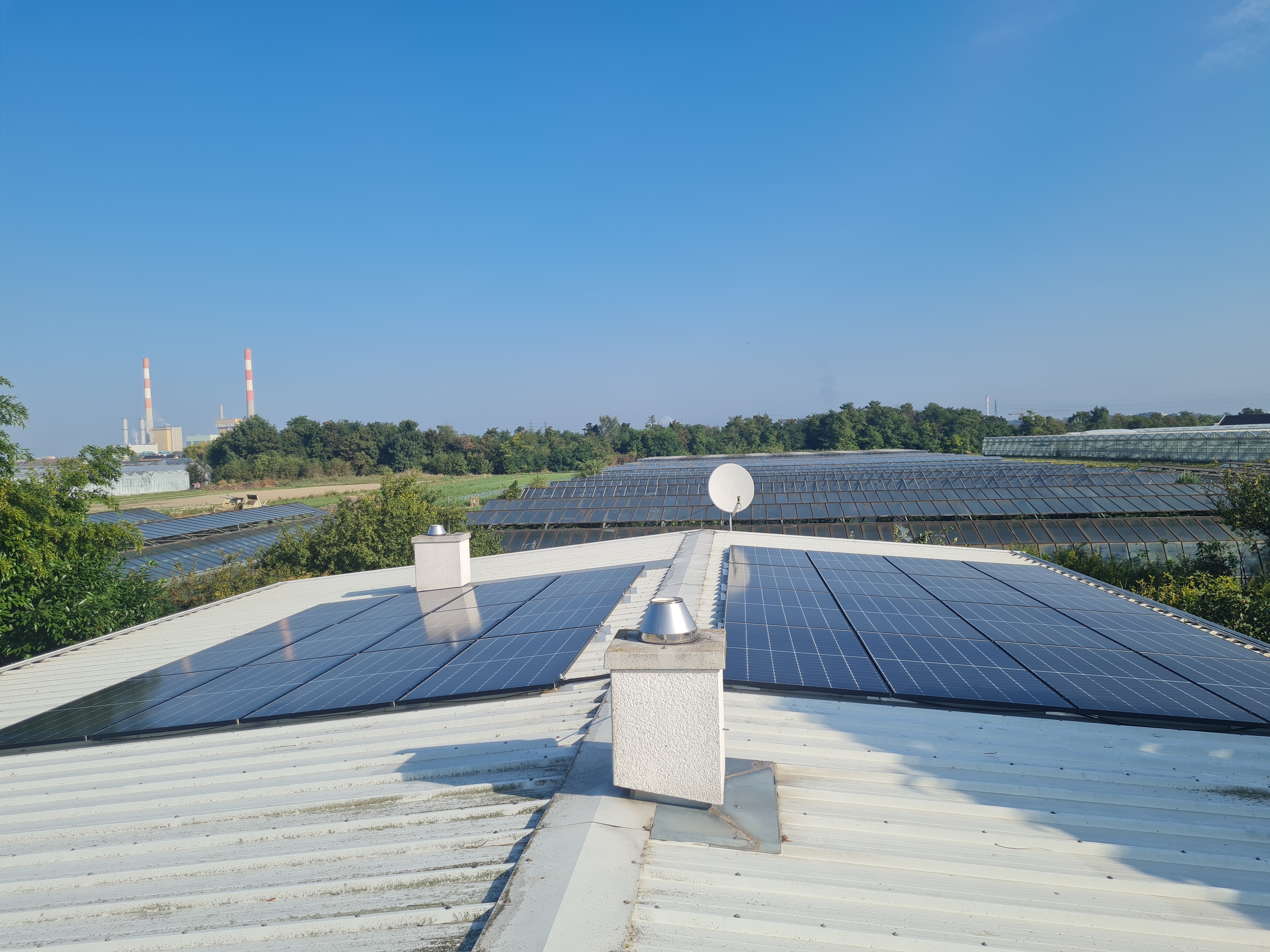 Photovoltaik Wien & NÖ – Elektro VolteX Photovoltaikanlage auf einem Flachdach – Elektro VolteX, Wien & Niederösterreich