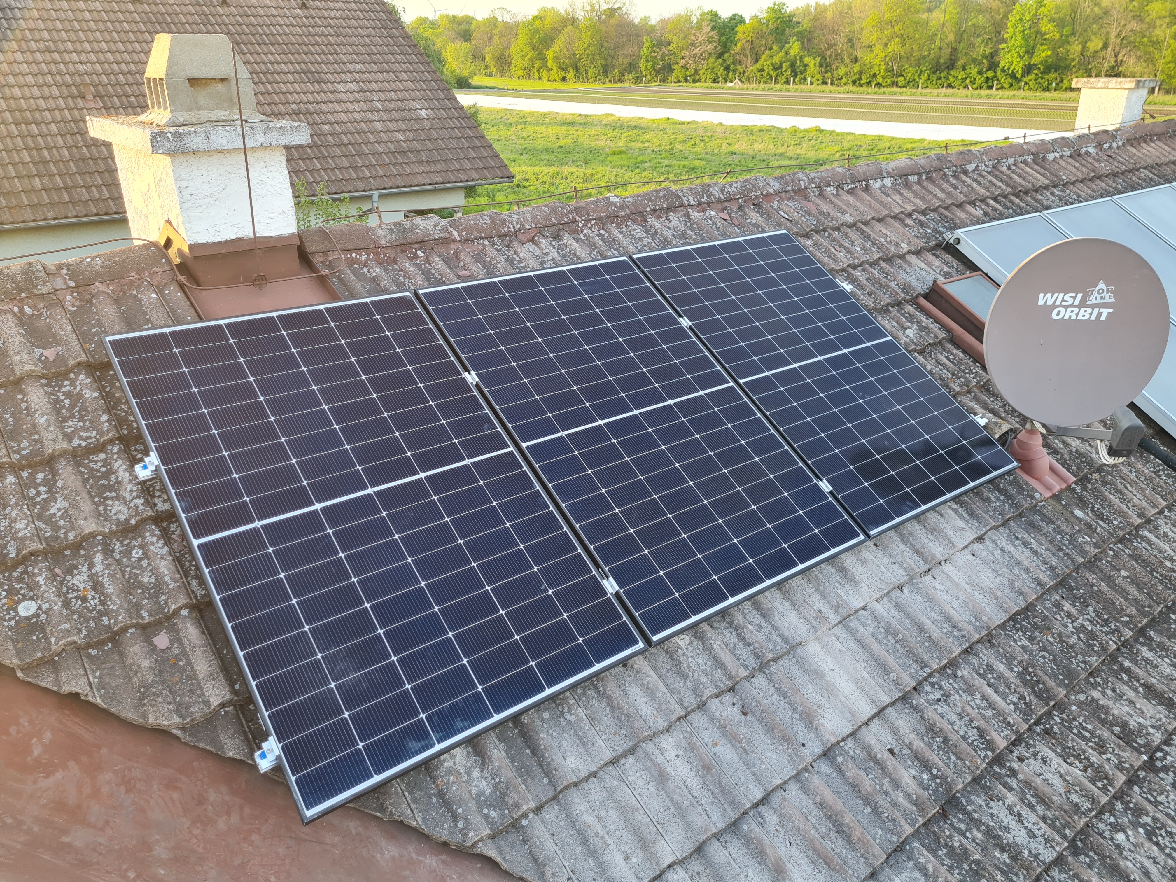 Photovoltaik Wien & NÖ – Elektro VolteX Photovoltaikanlage auf einem Ziegeldach – Elektro VolteX, Wien & Niederösterreich
