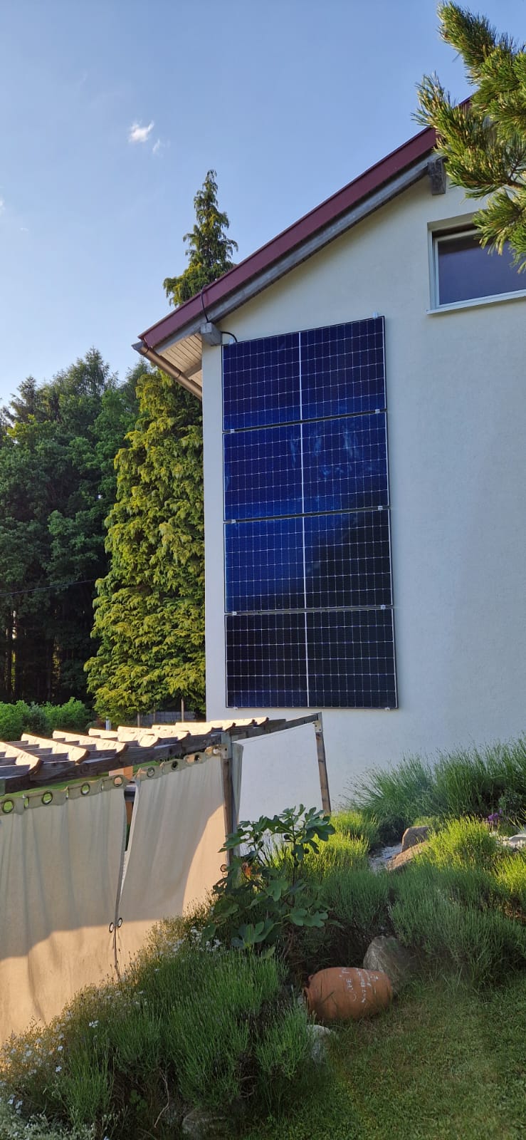 Photovoltaik Wien & NÖ – Elektro VolteX Photovoltaikanlage an der Fassade montiert – Elektro VolteX, Wien & Niederösterreich