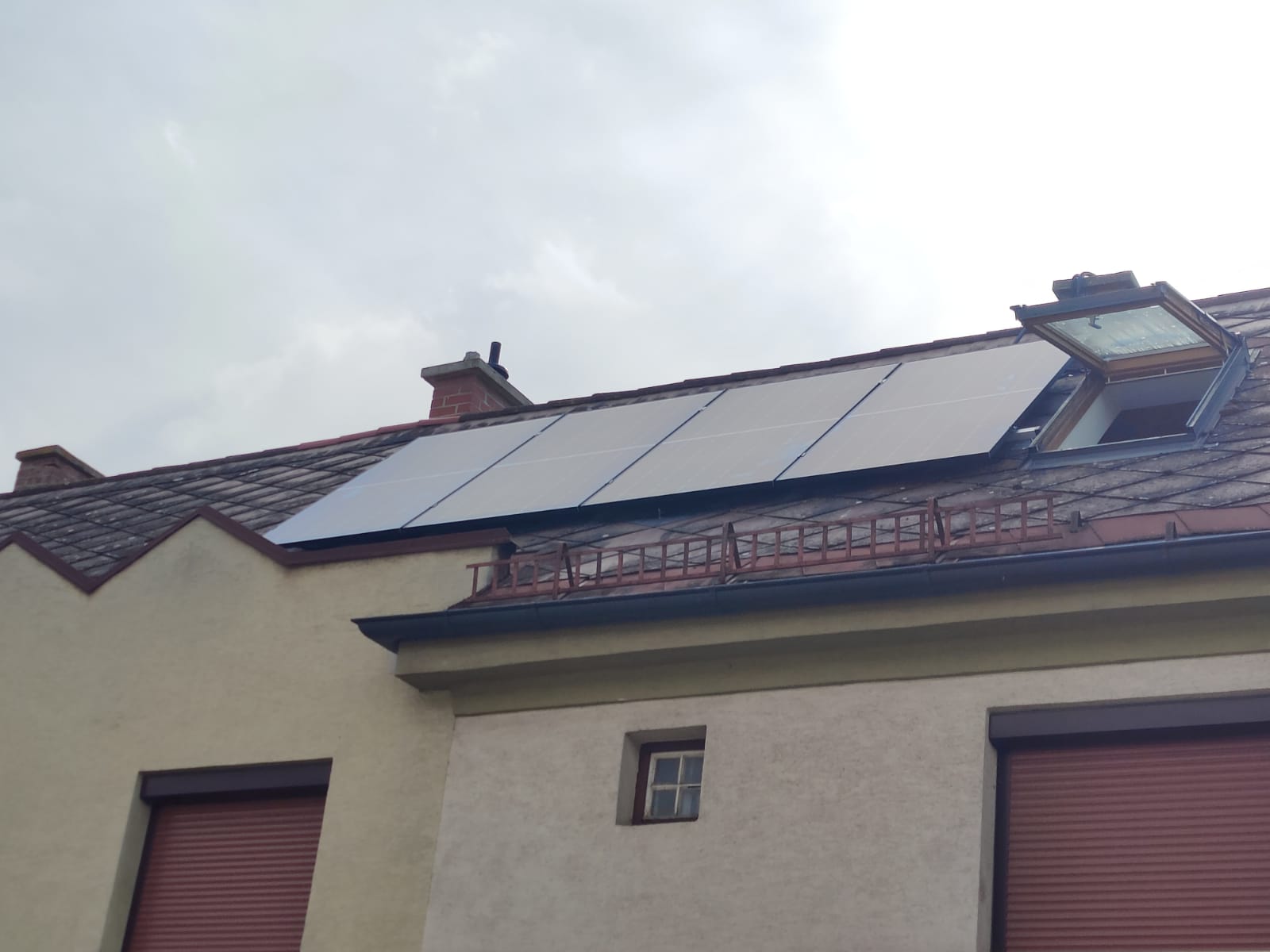 Photovoltaik Wien & NÖ – Elektro VolteX Photovoltaikanlage am Hausdach eines Wohnhauses – Elektro VolteX, Wien & Niederösterreich