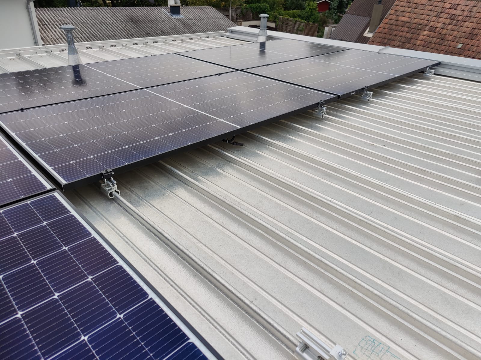 Photovoltaik Wien & NÖ – Elektro VolteX Photovoltaikanlage auf einem Metalldach – Elektro VolteX, Wien & Niederösterreich